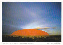 AK149992 AUSTRALIA - Northern Territory - Ayers Rock Im Uluru N. P. - Uluru & The Olgas