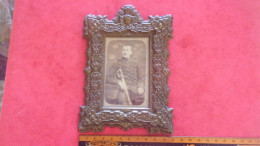 Cadre Porte-photo Ancien En Laiton Repousse Motif  Ange Soldat Uniforme .  . PHOTO FRAME XIX EME - Other & Unclassified