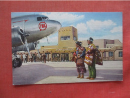 Airport ---Native Americans. TWA            Albuquerque New Mexico > Albuquerque   Ref 6163 - Albuquerque