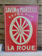 Ancienne Plaque Tôle Publicitaire Savon De Marseille La Roue Extra Pur - Wassen En Poetsen