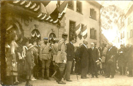68 ALTKIRCH CARTE PHOTO RASSEMBLEMENT DEVANT L HOTEL DE VILLE MILITAIRES COLONEL NUDES ET LA MUNICIPALITE AOUT 1919 - Altkirch