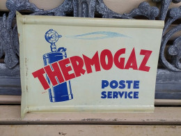 Ancienne Enseigne Plaque Tôle Publicitaire Thermogaz Poste Service.  Illustration Riky. - Gas, Garage, Oil