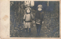 ENFANT - Portrait De Deux Enfants Dans Un Jardin - Carte Postale Ancienne - Ritratti