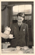 ENFANT - Portrait Dun Jeune Garçon Servant Du Café - Carte Postale Ancienne - Ritratti