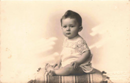 ENFANT - Portrait D'un Bébé Assis Sur Une Couverture - Carte Postale Ancienne - Ritratti