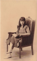 ENFANT - Portrait - Portrait D'une Fille Lisant Dans Un Fauteuil - Carte Postale Ancienne - Ritratti