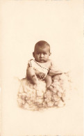 ENFANT - Portrait - Portrait D'une Fille Lisant Dans Un Fauteuil - Carte Postale Ancienne - Ritratti