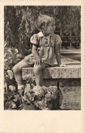 ENFANT- Portrait - Portrait D'un Enfant Dans Le Jardin- Carte Postale Ancienne - Ritratti