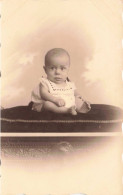 ENFANT- Portrait - Portrait D'un Bébé Assis Sur Un Coussin - Carte Postale Ancienne - Ritratti