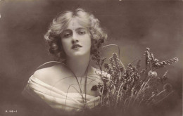 CARTE PHOTO - Portrait D'une Belle Jeune Femme Avec Un Bouquet De Fleur - Carte Postale Ancienne - Fotografie