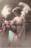 CARTE PHOTO - Portrait - Jeune Femme Souriante Tenant Un Bouquet De Fleurs - Carte Postale Ancienne - Fotografie