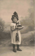 ENFANTS - Petite Fille Tenant Un Bol  - Carte Postale Ancienne - Ritratti