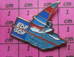 818A   Pin's Pins / Beau Et Rare / EDF GDF / DEAUVILLE TROUVILLE PLANCHE A VOILE - EDF GDF