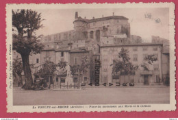 07 - LA VOULTE SUR RHONE----Place Du Monument Aux Morts Et Le Chateau--cpsm Pf - La Voulte-sur-Rhône