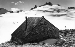 La Cabane Du Trient Et Les Aiguilles Du Tour - Trient