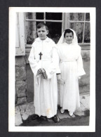 Généalogie - Photo Originale De 2 Communiants : Garçon Et Fille En 1966 à Vallon En Sully 7,5 X 10,5 Cm - Genealogy