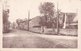 LA VILLEDIEU DU CLAIN ENTREE DU BOURG,ET MONUMENT  REF 80302 - La Villedieu Du Clain