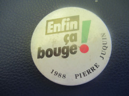 Badge Politique/ France/ " Enfin ça Bouge ! Pierre Juquin" /1988               BAD140 - Autres & Non Classés