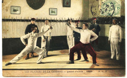 10694 - Sport -  ESCRIME  :    SABRE   ASSAUT  D'ARMES   ..Gros Plan  Circulée En 1905 - Escrime