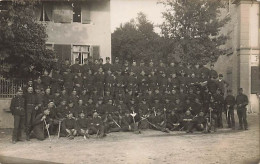 Carte-Photo Foto Dornach 1915  Armée Suisse Militaria - Schweizer Armee - Soldats Devant Une Maison Soldaten épées - Dornach
