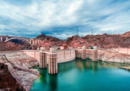 1 AK USA / Arizona Und Nevada * Der Hoover Dam Er Liegt Auf Der Grenze Zwischen Den Bundesstaaten Nevada Und Arizona * - Sonstige & Ohne Zuordnung