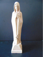 Vierge En Céramique Craquelée, Crème ( 25 X 5,5 Cm, Poids 392 Gr ) - Other & Unclassified