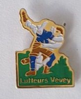 Pin' S  SUISSE, Ville, Sport  Club  Lutteurs  VEVEY - Worstelen