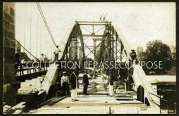 MONETEAU - CARTE PHOTO VIEUX PONT SUSPENDU ET NOUVEAU PONT METALLIQUE EN CONSTRUCTION PEU AVANT LA CHUTE DES 2 OUVRAGES - Moneteau