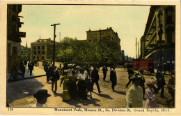 PC US, MI, GRAND RAPIDS, MONUMENT PARK, MONROE ST, Vintage Postcard (b49510) - Grand Rapids