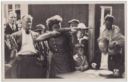 Carte Postale Photo - TIR Fête Foraine -  Femme Tirant à La Carabine - - Shooting (Weapons)