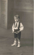 ENFANT - Portrait D'un Petit Garçon Tenant Une Raquette - Carte Postale Ancienne - Ritratti