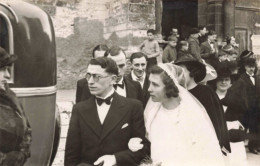 NOCES - Les Mariés Se Dirigeant Vers La Voiture - Carte Postale Ancienne - Hochzeiten