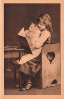ENFANT - Une Petite Fille Tenant Un Chat Blanc Dans Ses Bras - Carte Postale Ancienne - Ritratti