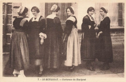 Huelgoat * Femmes En Coiffes Et Costumes Du Village - Huelgoat