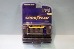 Greenlight - PONT ELEVATEUR 4 Colonnes GoodYear Réf. 16130-A Neuf 3 Inches 1/64 - Andere & Zonder Classificatie