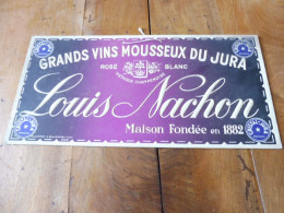 Plaque Publicitaire Relief :  Louis Nachon GRANDS VINS MOUSSEUX DU JURA    Dimension   33x 16cm  (Maison Fondée En 1882) - Targhe Di Cartone