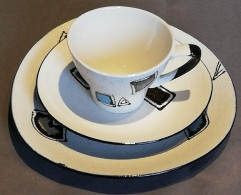 Petite Tasse Et Soucoupe (plus Une Assiette De Plus Grand Format) Décorées De Motifs Abstraits (provenance Inconnue) - Other & Unclassified