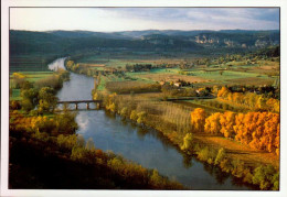 DOMME    ( DORDOGNE )   VALLEE DE LA DORDOGNE . AU PIED DE LA FALAISE DE DOMME LA VASTE PLAINEDE LA DORDOGNE . . . - Domme