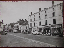 86 - LENCLOITRE - La Place. (Commerces: COOP, Café Du Cheval Blanc / Voitures: Renault Dauphine, 4CV, Tube Citroen) CPSM - Lencloitre