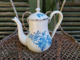 Ancienne Petite Cafetière Emaillée Bombée Décor Fleurs Bleues - Autres & Non Classés