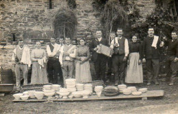 L'équipe Chargée Du Repas Pose Avec La Vaisselle Et L'accordéoniste - Receptions