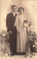 NOCES - Un Couple Pris En Photo Lors De Son Mariage - Carte Postale Ancienne - Matrimonios