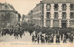 22 - COTES D'ARMOR - PLOUARET - L'avenue De La Gare Et Le Restaurant Des Voyageurs NICOLAS - 10310 - Plouaret