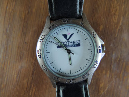 MONTRE POUR LE LABORATOIRE PHARMACEUTIQUE "INNOTHERA" DEBUT DES ANNEES 1990 - ETAT NEUF, VOIR DESCRIPTION - Orologi Pubblicitari