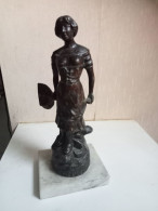 Statuette Du XIXème En Régule Hauteur 26 Cm Sur Support Marbre, La Pecheuse - Metal