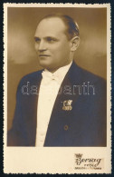 Cca 1940 Katonaviselt úriember öltönyben, Miniatűr Kitüntetés Sorral 9x14 Cm - Autres & Non Classés