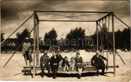 * T2/T3 Balatonkenese, Családi Fotó A Strand Játszóterén. Photo (EK) - Unclassified