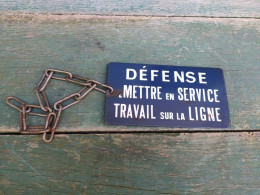 Ancienne Petite Plaque Emaillée SNCF Défense De Mettre En Service Travail Sur La Ligne - Trenes & Aviones