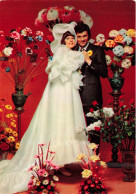 NOCES  - L'époux Et La Mariée - Mariés Entourés De Fleurs - Salle Rouge - Colorisé - Carte Postale - Noces