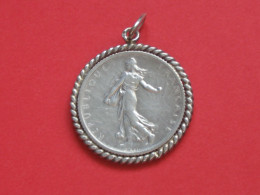 Joli Pendentif Avec Une Pièce De 1 Franc En Argent -Semeuse De 1916   ***** EN ACHAT IMMEDIAT *** - Colgantes